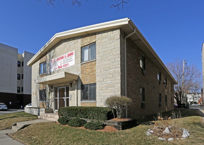 Campus Central Apartments in Milwaukee, WI - Building Photo - Building Photo