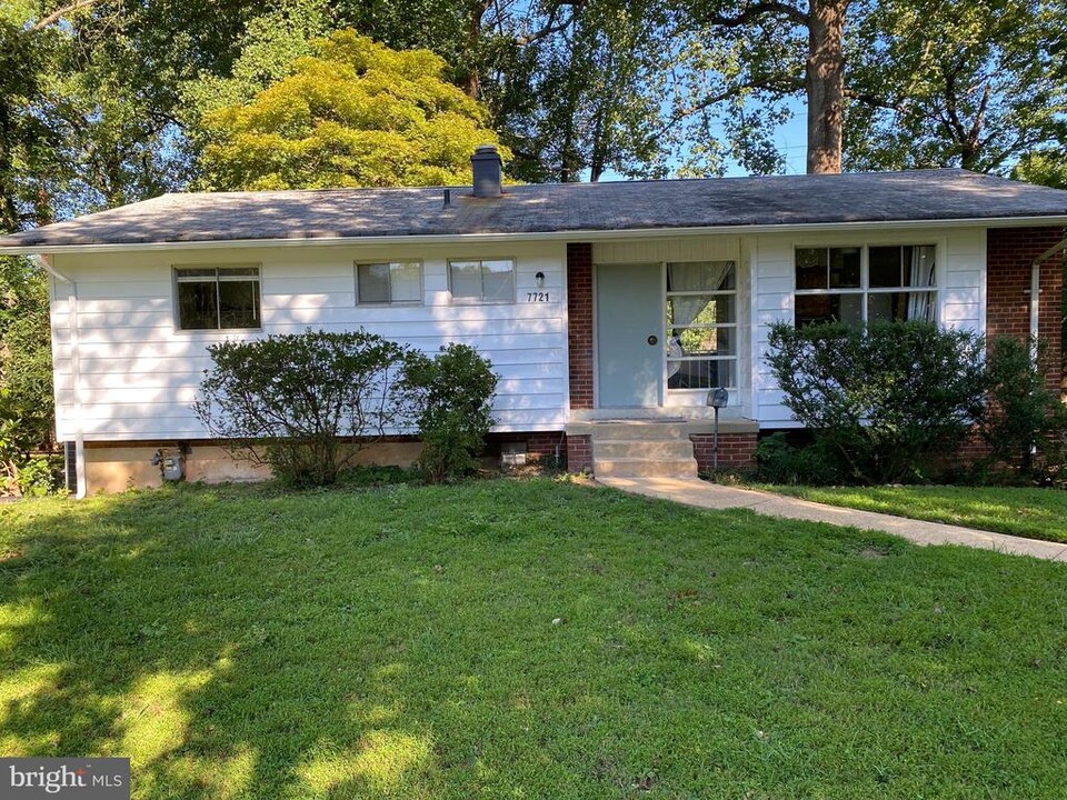 7721 Marthas Ln in Falls Church, VA - Building Photo