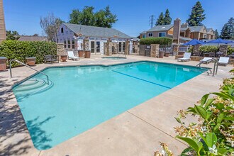 Lakeside Condominiums in Fresno, CA - Building Photo - Building Photo