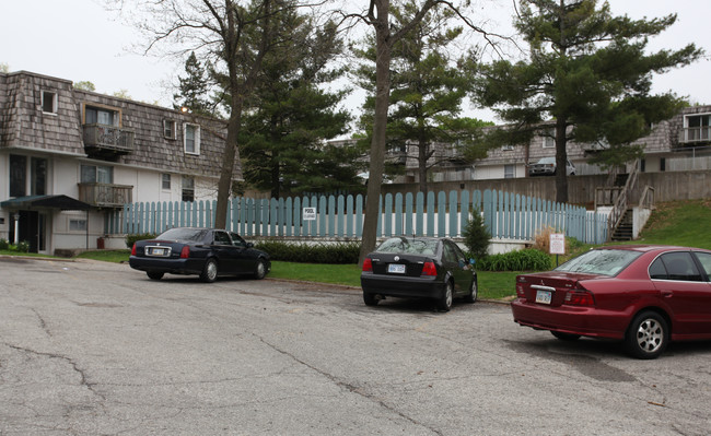 Hickory Hills Apartments in Mission, KS - Foto de edificio - Building Photo