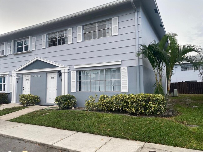 1821 SW 81st Ave in Davie, FL - Building Photo - Building Photo