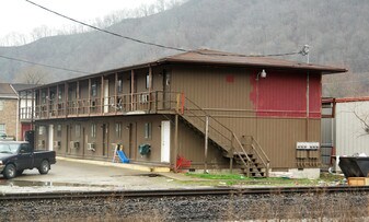 703 Elm St in Chapmanville, WV - Building Photo