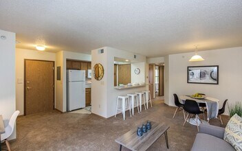 1079 W Benton St-Unit -1079-07 in Iowa City, IA - Building Photo - Building Photo