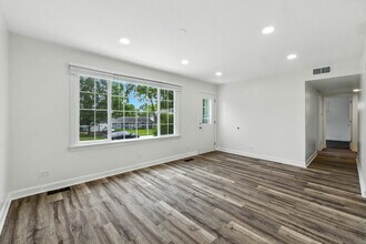 1111 S Washington St in Wheaton, IL - Foto de edificio - Building Photo
