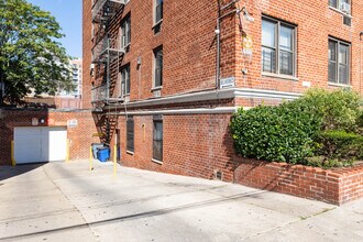Compton House in Jamaica, NY - Foto de edificio - Building Photo
