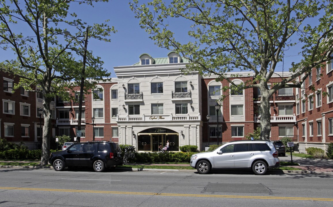 Oxford Plaza in Great Neck, NY - Building Photo