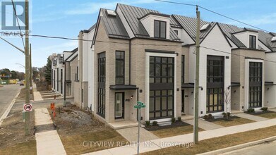 2268 Sovereign St in Oakville, ON - Building Photo - Building Photo