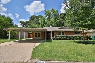 2314 Bron Holly Dr in Houston, TX - Building Photo - Building Photo