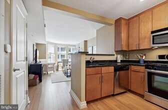 915 E St NW in Washington, DC - Building Photo - Building Photo