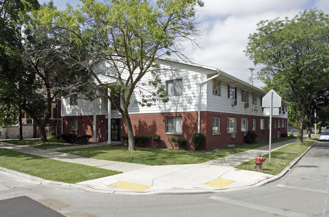 1607 S 8th St in Milwaukee, WI - Foto de edificio - Building Photo