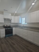 2319 Wilshire Alley in Bakersfield, CA - Building Photo - Building Photo