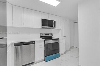 905 Brickell Bay Dr, Unit 1823 in Miami, FL - Building Photo - Building Photo
