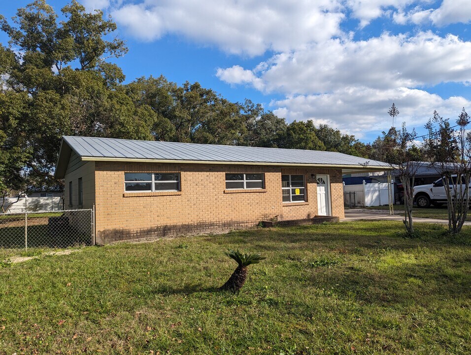1302 N Nancy Ter in Plant City, FL - Foto de edificio