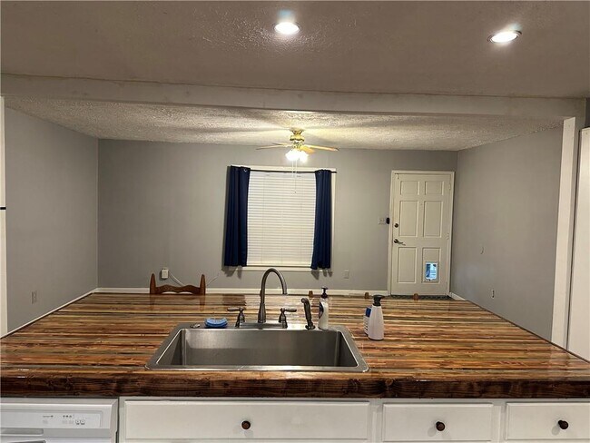 7597 Rockbridge Rd SW in Lithonia, GA - Building Photo - Building Photo