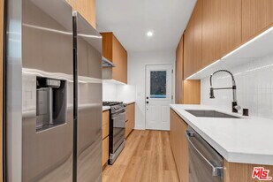 950 Havenhurst Dr in West Hollywood, CA - Building Photo