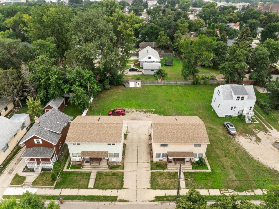 5 8th Ave NW in Minot, ND - Building Photo