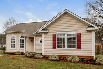 5210 Grenelefe Village Rd, Unit 322 in Charlotte, NC - Foto de edificio - Building Photo