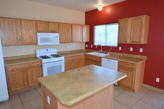 5501 Saturnia Rd NW in Albuquerque, NM - Building Photo - Building Photo
