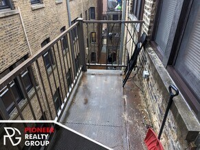 914 W Dakin St, Unit 405 in Chicago, IL - Building Photo - Building Photo