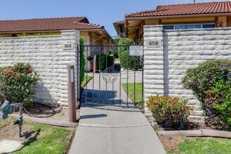968 La Fiesta Way in San Marcos, CA - Foto de edificio - Building Photo
