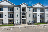 West Village Villas and Apartments in Tonganoxie, KS - Foto de edificio - Building Photo