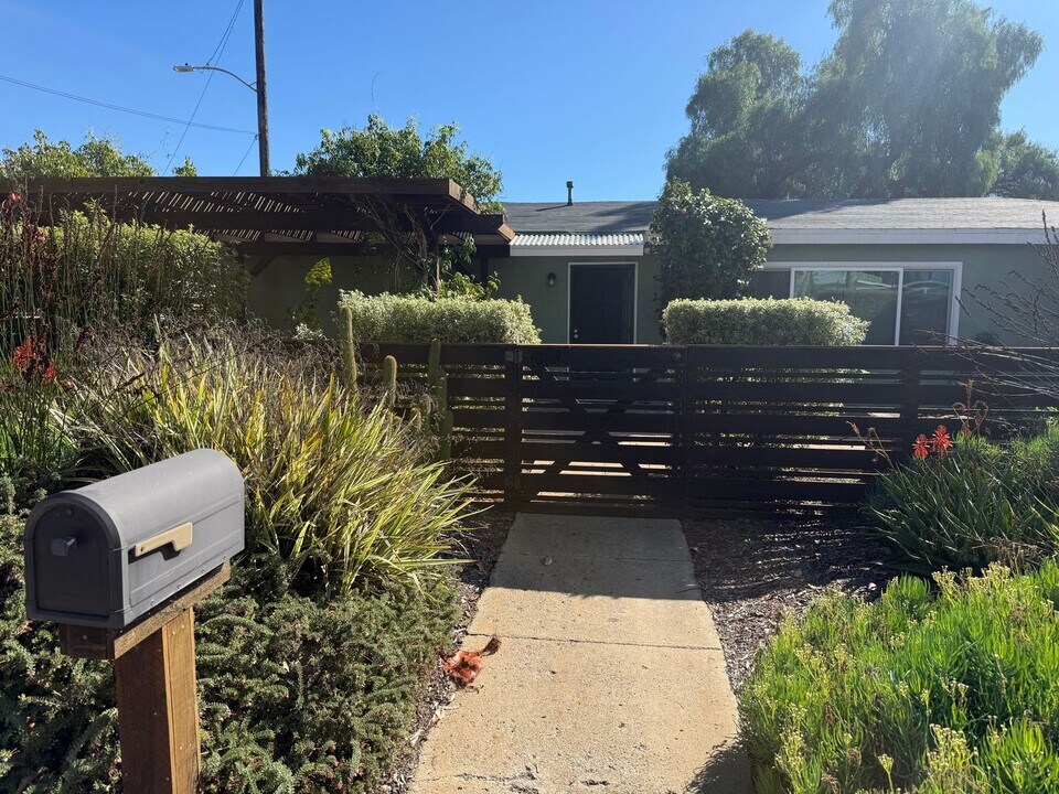 635 Chestnut Ave in Carlsbad, CA - Building Photo