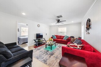 8041 Howard Dr in Houston, TX - Building Photo - Building Photo