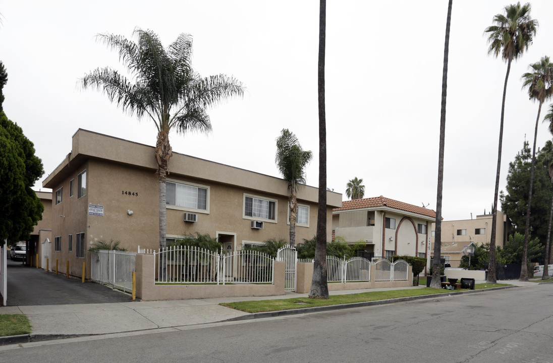 14845 Erwin St in Van Nuys, CA - Building Photo