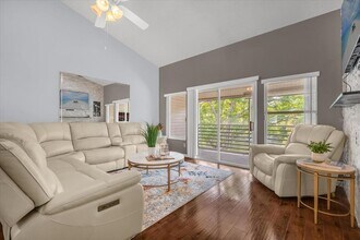 6043 Lake Pointe Dr, Unit 308 in Orlando, FL - Building Photo - Building Photo