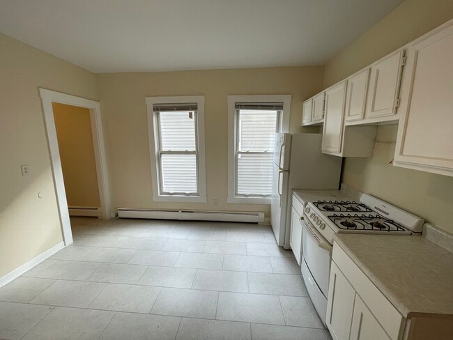 327 Greenwich Ave, Unit 2 in New Haven, CT - Building Photo - Building Photo