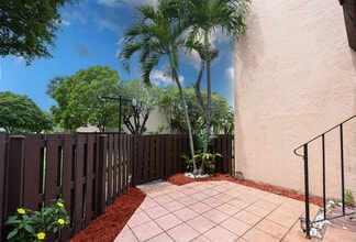 445 W Park Dr, Unit 203 in Miami, FL - Foto de edificio - Building Photo