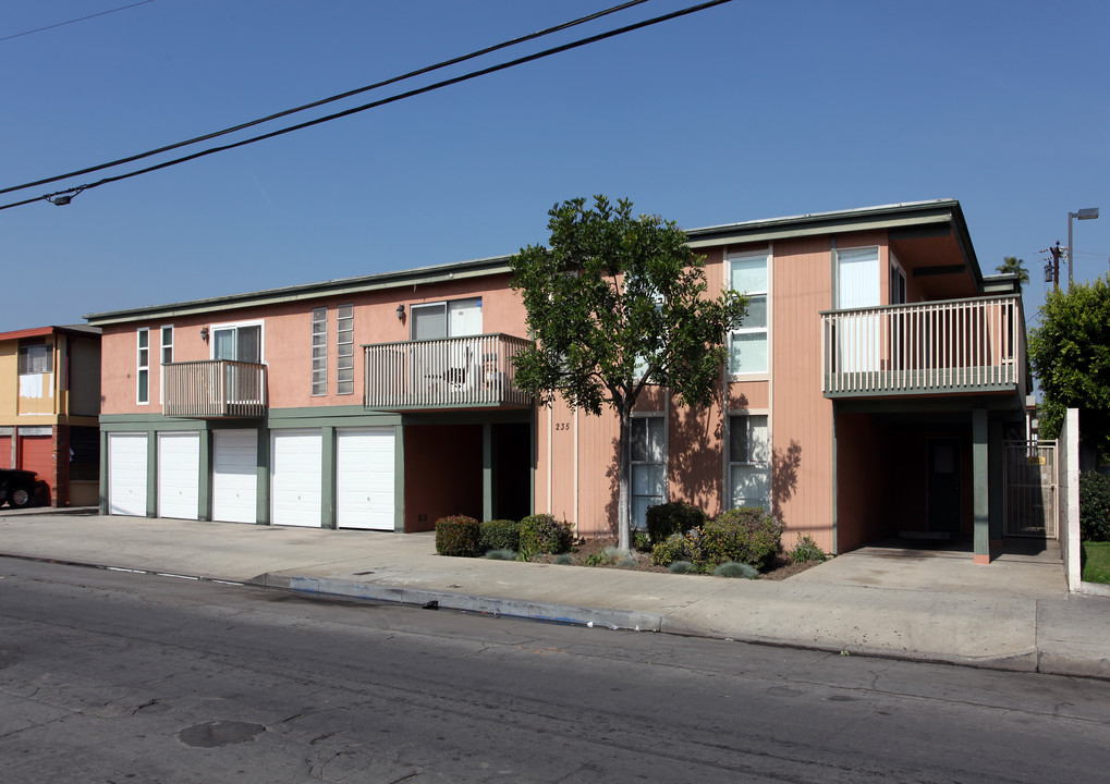 235 E Burnett St in Long Beach, CA - Building Photo