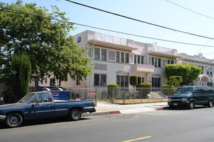 2849 San Marino St in Los Angeles, CA - Foto de edificio - Building Photo