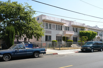 2849 San Marino St in Los Angeles, CA - Building Photo - Building Photo