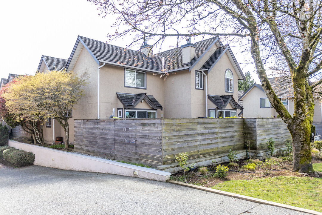 237 16th St W in North Vancouver, BC - Building Photo