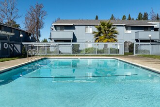 Park Club Apartments in Rohnert Park, CA - Foto de edificio - Building Photo