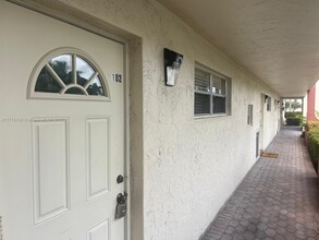 611 S Hollybrook Dr in Pembroke Pines, FL - Building Photo - Building Photo