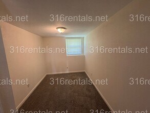 1500 E 10th St in Newton, KS - Foto de edificio - Building Photo