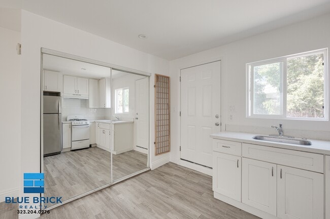 14025 Victory Blvd in Los Angeles, CA - Building Photo - Building Photo