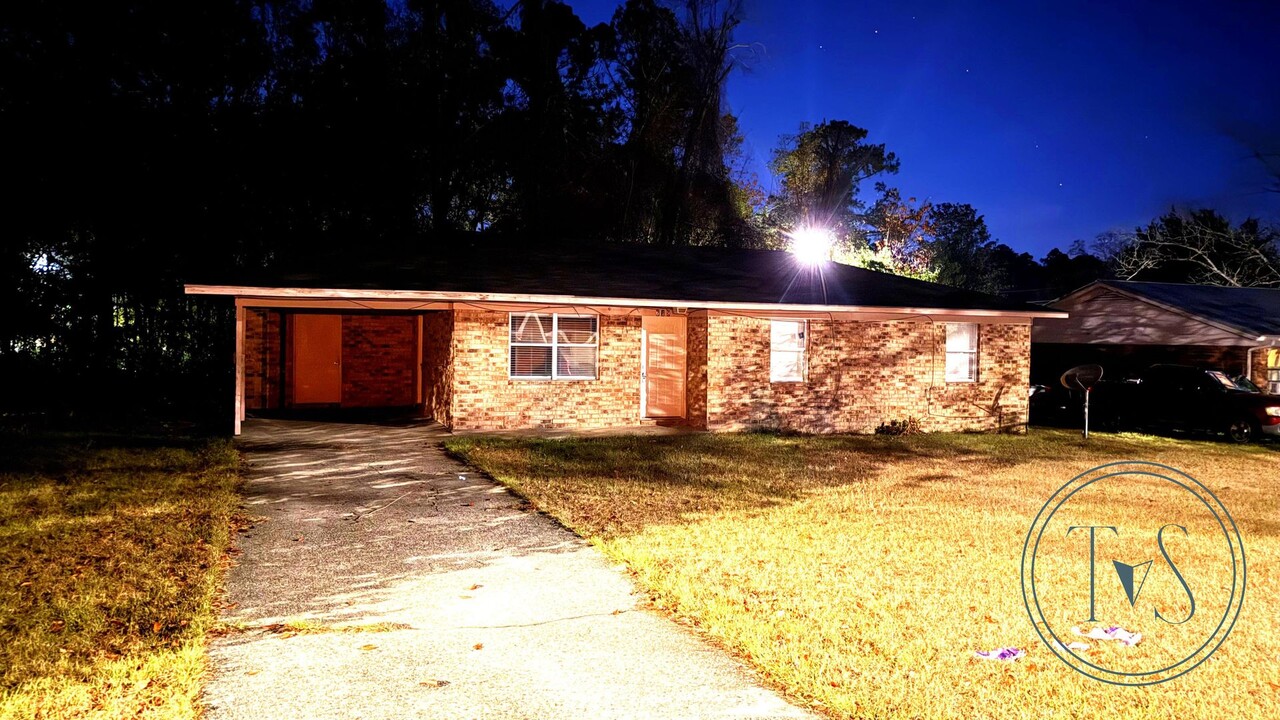 619 N Cypress St in Jesup, GA - Building Photo