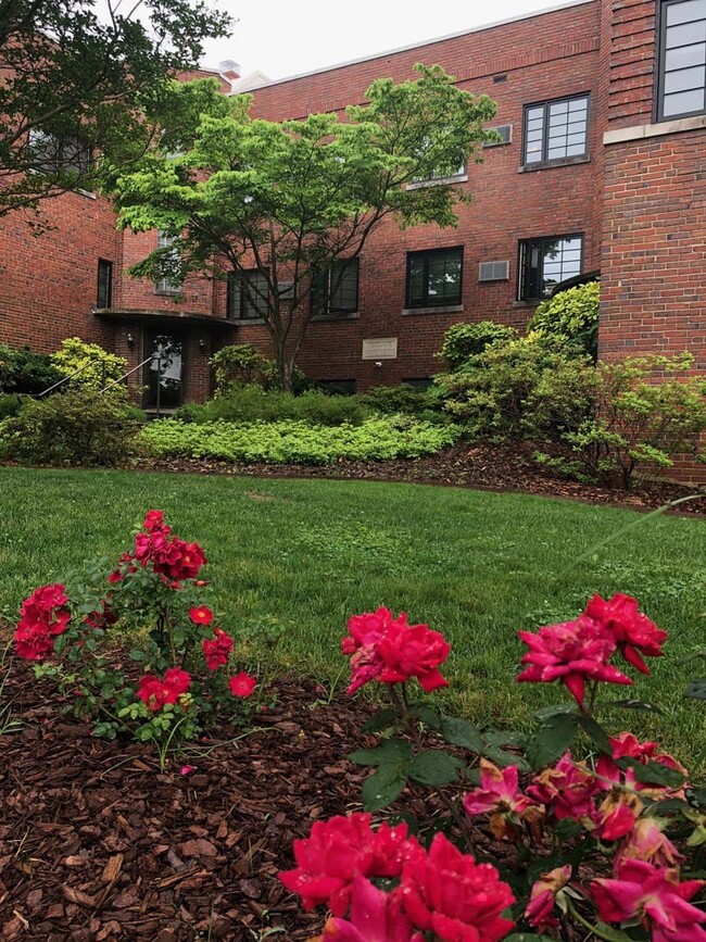 16th Street Apartments in Arlington, VA - Foto de edificio - Building Photo