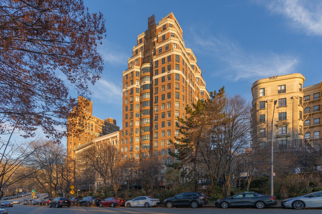 222 Riverside Dr in New York, NY - Building Photo