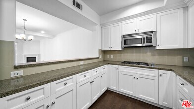 1050 S Holt Ave in Los Angeles, CA - Building Photo - Building Photo