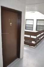 9140 SW 123rd Ct in Miami, FL - Foto de edificio - Building Photo