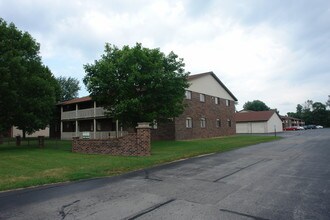 Village Park Apartments in Green Bay, WI - Foto de edificio - Building Photo