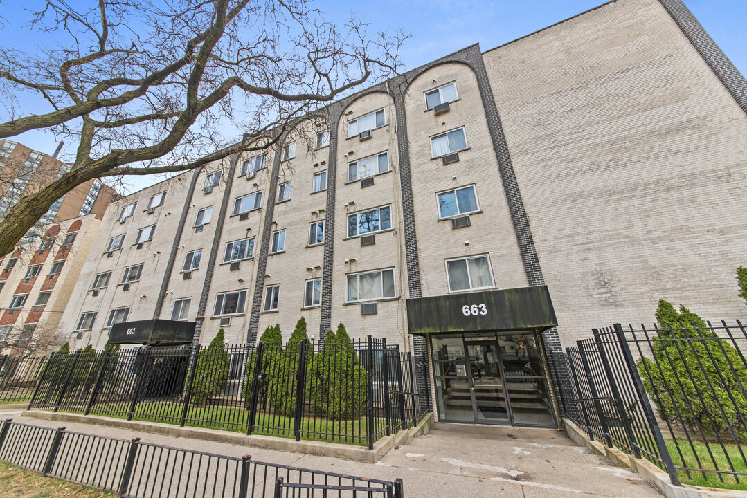 650 W Grace St, Unit 316 in Chicago, IL - Building Photo