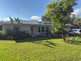 4921 Hyacinth Way S in St. Petersburg, FL - Building Photo