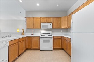 1012 Domnus Ln in Las Vegas, NV - Building Photo - Building Photo