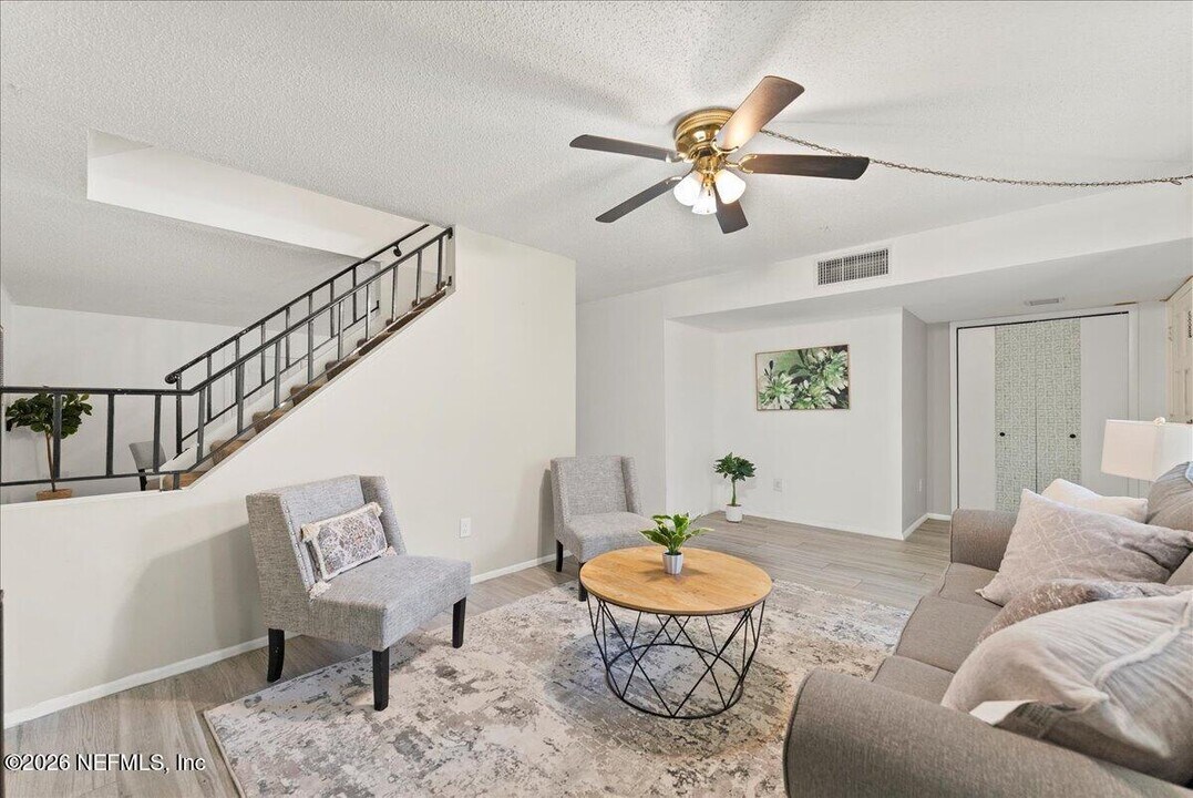 8140 Sutton Pl N in Jacksonville, FL - Building Photo