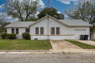 500 W Austin St in Luling, TX - Building Photo - Building Photo